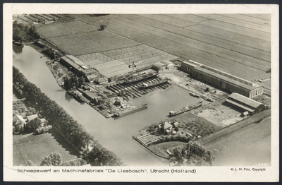 606069 Luchtfoto van de Scheepswerf en Machinefabriek De Liesbosch aan het Merwedekanaal te Jutphaas.N.B. Dit gedeelte ...